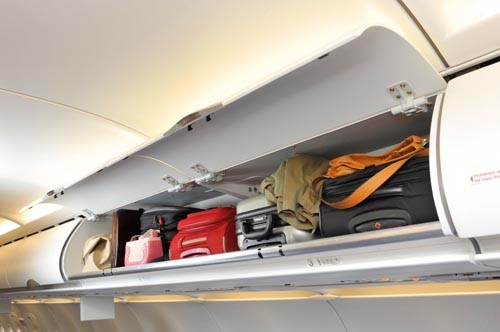 Obydwaj producenci wprowadzili też schowki bagażowe o większej pojemności. W odróżnieniu od Airbusa (u góry), który pozostał przy klasycznym rozwiązaniu, Boeing zastosował schowki obracane (poniżej) / Zdjęcia: Airbus, Boeing