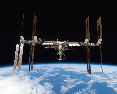 Stacja ISS prawie kompletna - widziana z oddalającego się wahadłowca Discovery po zakończeniu misji STS-128 we wrześniu 2009 / Zdjęcie: NASA