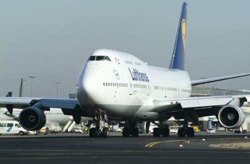 Nie wszyscy przewoźnicy są w stanie szybko i elastycznie dostosować się i zareagować zgodnie z wymogami zmieniającej się koniunktury. Przykładowo Lufthansa mogła bez większych problemów przebudować swoje Boeingi 747-400 (jeden z nich widoczny na zdjęciu), które obecnie oferują o 22 miejsca więcej w klasie ekonomicznej, niż do tej pory, ale już np. Swiss miał z tym problemy, bo w samolotach tego przewoźnika klasa biznes jest zamontowana na stałe i szybkie przeróbki wiązałyby się z dużymi kosztami / Zdjęcie: Lufthansa