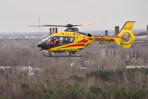 Trasy lotów szkolnych wytyczone są w taki sposób, aby wszędzie tam, gdzie to tylko możliwe, unikać lotów nad budynkami mieszkalnymi. Odcinki odlotu i dolotu do lotniska Babice poprowadzono nad obszarami przemysłowymi stolicy. Wszyscy piloci, biorący udział w szkoleniu, przestrzegają skrupulatnie wymagań, związanych ze specyficznym budowaniem kręgu nadlotniskowego, oraz procedur podejścia i odlotu obowiązujących na lotnisku Babice / Zdjęcie: Paweł Kłosiński