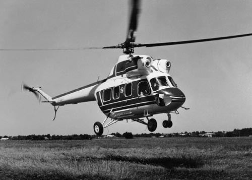 Czarno-białe zdjęcia prototypu PZL Kania nr 90.01.01 podczas pierwszego lotu 3 czerwca 1979 w Świdniku / Zdjęcie: archiwum Stanisława Markisza