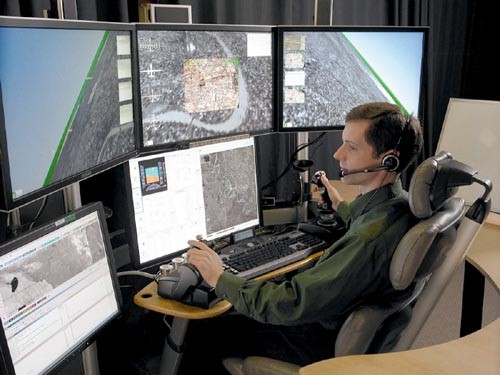Universal Control Station została opracowana przez Raytheona dla zwiększenia bezpieczeństwa i efektywności użycia amerykańskich systemów bezzałogowych, w tym Predatorów i Warriorów. Jej zasadniczym zadaniem jest zwiększenie świadomości sytuacyjnej pilotów kierujących wspomnianymi aparatami latającymi w rejonie operacji - osiągane jest to poprzez stworzenie znacznie szerszego niż w dotychczasowych stacjach naziemnego kierowania wirtualnego obrazu wokół bsl, z udostępnieniem pilotowi (w odróżnieniu od bsl tworzonych w Izraelu, Predatory czy Warriory realizują lot ze zdalnym sterowaniem, co zwiększa stopień skomplikowania zadania, szczególnie w przypadku utrzymywania kontroli za pomocą łącz satelitarnych, generując specyficzne oczekiwania co do sposobu szkolenia personelu przydzielonego do jednostek wyposażonych w te aparaty) nie tylko przestrzennych odwzorowań terenu operacji, ale także pochodzących z różnych źródeł (istota sieciocentryczności!) danych o wojskach własnych, o nieprzyjacielu, strefach rażenia, ścieżkach podejścia do lotnisk itp. To czym mają dysponować polscy operatorzy taktycznych bsl będzie znacznie prostsze, ale też dzięki daleko posuniętej automatyzacji wszystkich faz lotu będzie możliwe szybsze wyszkolenie personelu i sięgnięcie po ludzi dysponujących podstawową wiedzą o lataniu, acz skupionych przede wszystkim na rozpoznaniu - doskonaleniu umiejętności obserwacji i czytania obrazów prezentowanych za pośrednictwem pokładowego systemu optoelektronicznego. Trzeba mieć nadzieję, iż doświadczenia zebrane podczas użytkowania bsl w Afganistanie, doprowadzą do ukształtowania się w ciągu kilku lat poglądu na sposoby użycia bsl do różnych celów, do wyszkolenia wysokiej kadry specjalistów dedykowanych do pracy z przenoszonymi przez różnorodne bsl środkami rozpoznania (i rażenia) i w efekcie do ukształtowania się polskiej doktryny funkcjonowania służby RSTA (reconaissance, surveillance and targeting). A to - jak również uregulowania prawne związane z użyciem dużych bsl w narodowej przestrzeni powietrznej - powinno otworzyć drzwi dla pełnego otworzenia się SZ RP na systemy bsl - teoretycznie ma być ich w użyciu ok. 70 zestawów we wszystkich kategoriach. A wówczas zapewne także w polskich centrach dowodzenia pojawią się stanowiska podobne do prezentowanego na zdjęciu UCS / Zdjęcie: Raytheon