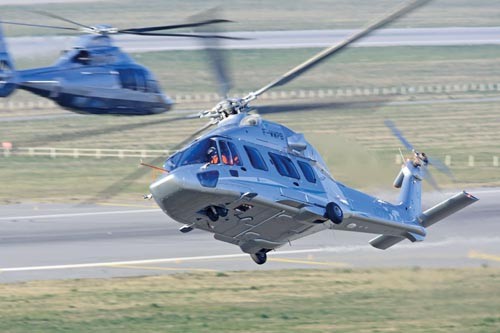 Oficjalny oblot EC175 był bardzo efektowny. Dzięki uprzedniemu zapoznaniu się z możliwościami śmigłowca, pilot Alain Di Bianca mógł wykonać podczas uroczystości dynamiczne manewry / Zdjęcie: Eurocopter