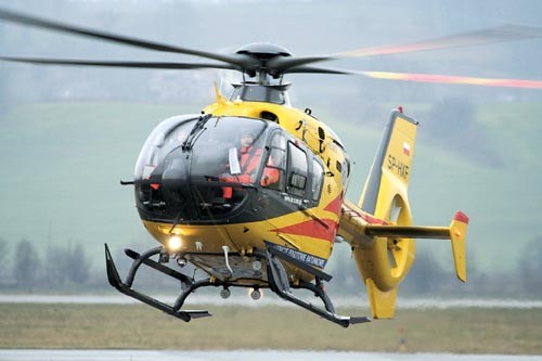 Krakowski EC135 wystartował do swej pierwszej akcji 7 grudnia 2009 - zaledwie kilkanaście minut po rozpoczęciu dyżuru / Zdjęcie: Marcin Sigmund