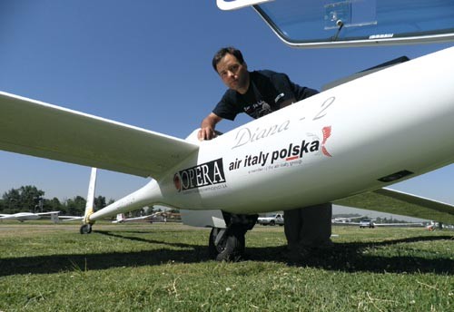 Sebastian Kawa przy swojej Dianie 2 podczas przygotowań do lotu