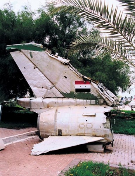 Szczątki Su-7 zestrzelonego przez izraelską opl za pomocą ognia działek 20 mm. Z całą pewnością kilka samolotów, zakwalifikowanych w bilansie wojny 1982 jako nierozpoznany typ samolotu, mogło być syryjskimi Su-7, rzucanymi do rozpaczliwych, niemal samobójczych misji szturmowych przeciwko pancernym kolumnom Izraela / Zdjęcie: Wojciech Łuczak