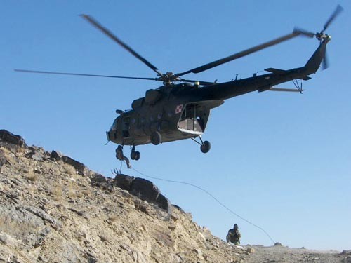 Polski Mi-17-1V podczas ćwiczeń ratowniczych w górach prowincji Ghazni / Zdjęcie: ISAF