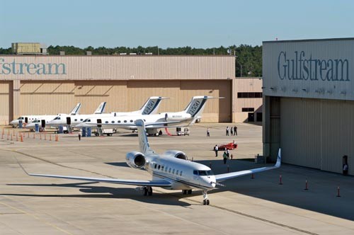 </span>Widok na zakłady Gulfstreama w Savannah. Od lewej stoją G150, G200, G450 i G550. Na pierwszym planie widoczny flagowy model przedsiębiorstwa - najszybszy i największy G650 / Zdjęcie: Gulfstream Aerospace