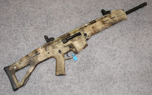 Samopowtarzalny karabinek Bushmaster ACR w odmianie Patrol Carbine (Remington oferuje tą samą broń jedynie na rynek wojskowy) w nowym kamuflażu A-TACS, którego premiera miała miejsce na SHOT Show 2010 /Zdjęcie: Remigiusz Wilk