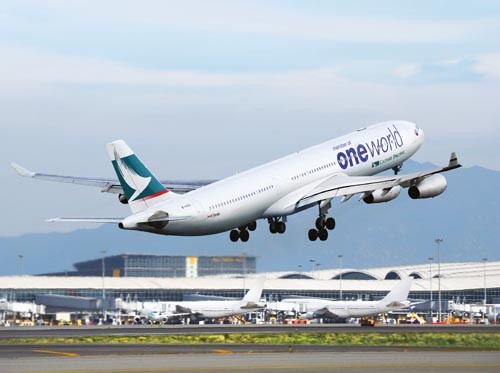 </span>Airbus  A430 Cathay Pacific w malowaniu sojuszu oneworld. W 2009 po raz  pierwszy od 7 lat odnotowano spadek liczby połączeń międzynarodowych, co  jest jednocześnie równoznaczne z mniejszą liczbą odprawionych pasażerów  - średnio ruch pasażerski na świecie zmalał o 3,5%. Przewidywania IATA  mówią, że poziom sprzedaży osiągnięty w 2008, będzie możliwy do  powtórzenia dopiero w 2012. Przewoźnicy starają się dostosować zarówno  taryfy, jak i samą ofertę, do nowych warunków panujących na rynku /  Zdjęcie: Cathay Pacific