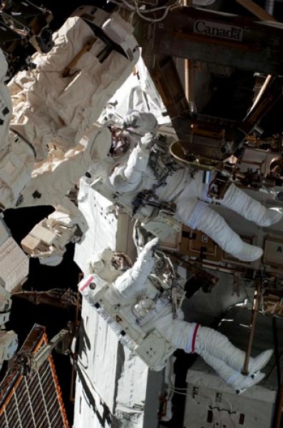 </span>Astronauci  Robert Behnken i Nicholas Patrick podczas pracy w przestrzeni  kosmicznej / Zdjęcie: NASA