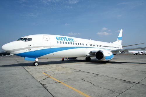 </span>Boeing  737-4Q8 HGW, dostarczony pierwotnie do Turkish Airlines, służył od 2000  roku w liniach Asiana. Obecnie zarejestrowany jako SP-ENA w barwach  Enter Air. Pierwszy samolot o numerze seryjnym 26320, po przeglądzie w  Singapurze, dotarł do Polski 16 marca. Otrzymał on właśnie rejestrację  SP-ENA. Drugi samolot ma dotrzeć do naszego kraju około 11 kwietnia i ma  zostać zarejestrowany jako SP-ENB. Oba samoloty zostały wyleasingowane  na okres 3 lat. Wyposażono je w 168 miejsc w konfiguracji jednoklasowej