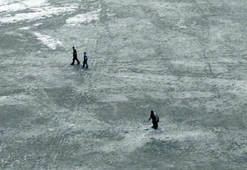 </span>Lód  skuwający akweny ma hipnotyczną wręcz siłę, która sprawia, iż wchodzą  nań ludzie znajdujący się w pobliżu. Począwszy od wędkarzy szukających  ryb pod lodową taflą, poprzez spacerowiczów / Zdjęcie: Paweł  Kłosiński