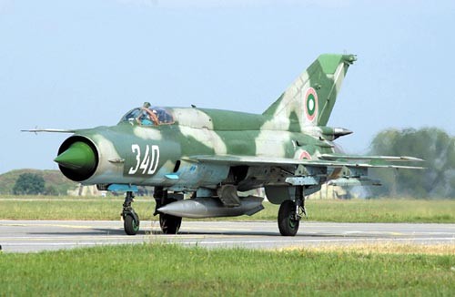 Bułgarski  MiG-21bis nr takt. 340 kołujący do kolejnego lotu z bazy Graf Ignatievo.  Obecnie sprawnych technicznie jest tam jedynie kilkanaście samolotów  tego typu / Zdjęcie: Robin Polderman