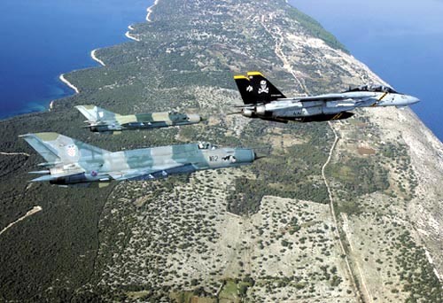 Dwa chorwackie  MiGi-21 we wspólnym locie z amerykańskim F-14 Tomcat. W 2003 część  chorwackich myśliwców tego typu została zmodernizowana / Zdjęcie:  USN