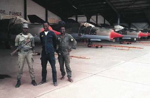 Samoloty  MiG-21 należące do lotnictwa wojskowego Mali składowane w hangarach na  lotnisku Bamako-Senou / Zdjęcie: archiwum autora
