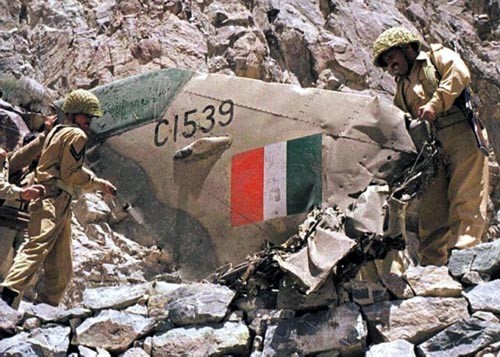 Pakistańscy  żołnierze oglądają statecznik pionowy zestrzelonego indyjskiego MiGa-21M  nr takt. C1539. Pilot tego samolotu zabezpieczał z powietrza miejsce  lądowania na spadochronie zestrzelonego chwilę wcześniej w tym samym  rejonie pilota MiGa-27. Zanim jednak zdążył naprowadzić na niego  śmigłowiec ratowniczy, sam został trafiony pakistańskim pociskiem  rakietowym i musiał się katapultować. Niestety, już na ziemi został  najprawdopodobniej zastrzelony. Operacja Safedsagar (Białe Morze), 27  maja 1999 / Zdjęcie: archiwum autora