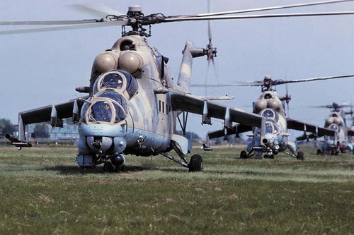 W czasach istnienia  Czechosłowacji nad Wełtawę trafiło 28 śmigłowców Mi-24D, 30 Mi-24V i 2  szkolne Mi-24DU, które po rozpadzie państwa zostały podzielone pomiędzy  Czechy i Słowację / Zdjęcie: Thomas Girke