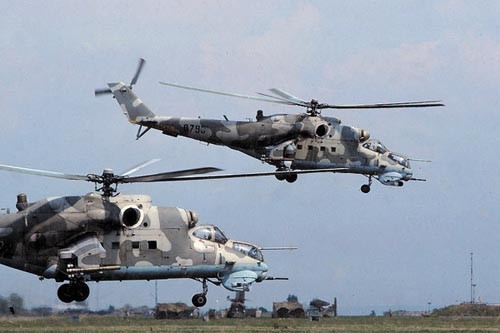 Czeskie Mi-24V  startujące do kolejnego lotu. Po rozpadzie Czechosłowacji wszystkie  czeskie maszyny tego typu weszły na stan 11. Pułku Śmigłowców Bojowych /  Zdjęcie: Thomas Girke