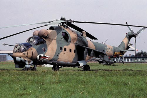 Mi-24D nr takt. 0221  w charakterystycznym trójbarwnym kamuflażu stosowanym na śmigłowcach  remontowanych na Węgrzech / Zdjęcie: Thomas Girke