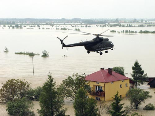 Ewakuacja  poszkodowanych z obszaru zalanego powodzią przez ratowników  wysokościowych z JRG 3 PSP Kraków i załogę policyjnego Mi-8 / Zdjęcie:  Michał Szymański