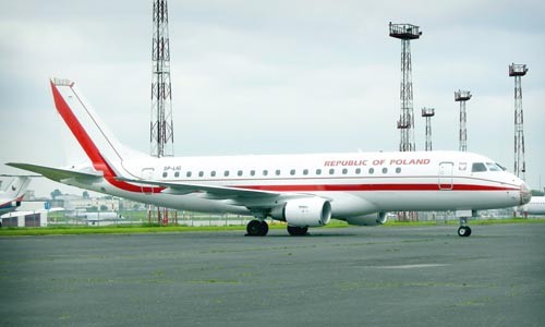 Pierwszy  Embraer 175 został pomalowany w biało-czerwone barwy jeszcze  przed podpisaniem kontraktu... / Zdjęcie: Paweł Kłosiński