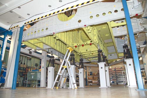 Stanowisko  montażu struktury bezzałogowego statku latającego nEUROn.  Oblot bsl zaplanowano na marzec 2012 / Zdjęcie: Bartosz Głowacki