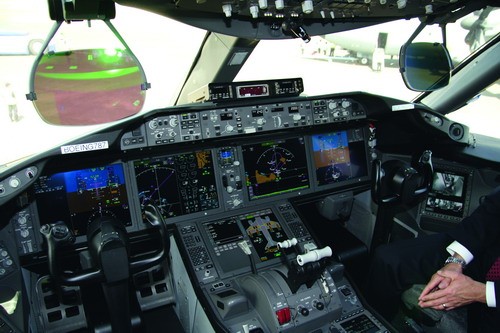 Chętni mogli zwiedzić wnętrze jednego z prototypów Dreamlinera, w tym kabinę pilotów / Zdjęcie: Bartosz Głowacki