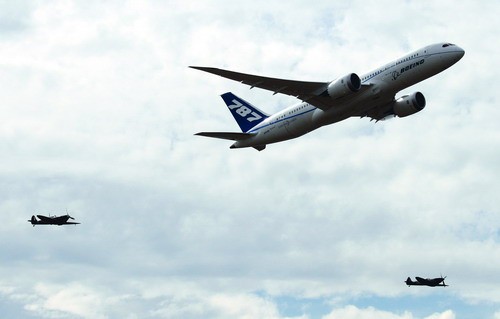 Najbardziej oczekiwaną premierą tegorocznego Farnborough był Boeing 787.  Cały swój dwudniowy pobyt na wystawie samolot przestał na ziemi. Jego  odlot uświetniła jednak eskorta dwóch Spitfire'ów / Zdjęcie: Grzegorz  Sobczak