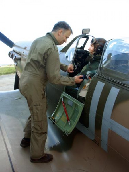 Pożegnanie Spitfire'a przed odlotem z Modlina do Wielkiej Brytanii. W  kabinie etatowy pilot tego samolotu - Charlie Brown, a na skrzydle Jacek  Mainka - właściciel i pilot polskiego Tiger Motha, wnuk mechanika z  Dywizjonów 303 i 308. Blisko 70 lat temu jego dziadek, Ryszard  Kwiatkowski, wyprawiał pilotów polskich Spitfire'ów z Anglii do walki  nad Zachodnią Europą. 30 czerwca Jacek miał okazję wyprawić polskiego  Spitfire'a w drogę do Anglii / Zdjęcie: Wojtek Matusiak