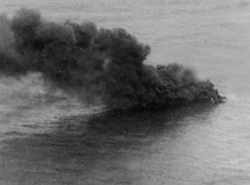 Po japońskim samolocie pozostał na powierzchni morza tylko dym i ogień / Zdjęcie: archiwum autora