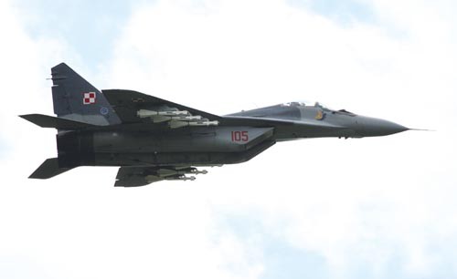 Jeden z MiGów-29A z 1. ELT, powracających z Litwy po zakończeniu misji  Air Policing. Samolot przyleciał do kraju uzbrojony w pociski  powietrze-powietrze R-60MK / Zdjęcie: Bartosz Głowacki