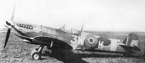 Anonimowy Spitfire IX oznaczony 3W-K - według wszelkiego  prawdopodobieństwa to właśnie Spitfire LF.IX nr MK520. Wyprodukowany w  marcu 1944, z fabryki trafił do 33. Maintenance Unit (jednostki  zaopatrzenia), skąd na przełomie kwietnia i maja 1944 został dostarczony  do Dywizjonu 302. Przydzielono go do Eskadry A, gdzie dostał oznaczenie  WX-D. Najczęściej latał nim F/Sgt Henryk Dygała. Pod koniec pierwszej  dekady czerwca samolot zabrano z dywizjonu w celu dokonania modyfikacji.  Około tygodnia później znalazł się w 341. Squadronie Wolnych Francuzów w  składzie 145. Skrzydła RAF. Stamtąd w lipcu przekazano go do  belgijskiego 350. Squadronu RAF. 9 sierpnia wszystkie Spitfire'y tej  jednostki trafiły do holenderskiego 322. Squadronu, który w zamian oddał  Belgom swoje Spitfire'y XIV. Zaledwie trzy dni później, 12 sierpnia  1944, w drodze powrotnej z lotu bojowego F/O Jan Jonker był zmuszony  wylądować w Rennes z powodu awarii samolotu, oznaczonego teraz 3W-K /  Zdjęcie: via Harry van der Meer
