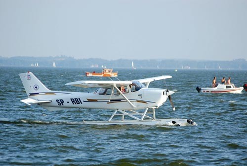 Tylko w Giżycku można zobaczyć na pokazach wodnosamoloty. Tym razem była  to Cessna 172 Roberta Biernata / Zdjęcie: Aleksander Dmowski