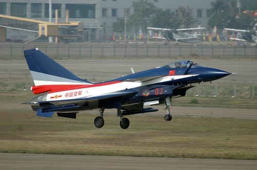 Shenyang J-10 był jednym z najbardziej interesujących samolotów na  Airshow China. Samoloty tego typu służą w lotnictwie Chińskiej Armii  Ludowo-Wyzwoleńczej od 2003, kiedy to pierwsze J-10 trafiły do 131.  Pułku po próbach w 13. Pułku Doświadczalnym / Zdjęcie: Grzegorz Sobczak