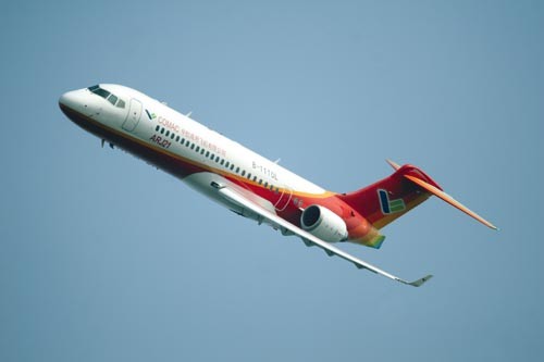 ARJ21 miał swój pierwszy publiczny pokaz właśnie podczas ubiegłorocznej  wystawy w Zhuhai. Choć zewnętrznie podobny do MD-90, ARJ21 nie jest  jedynie kopią amerykańskiego samolotu, skrzydło zaprojektowali  konstruktorzy z biura Antonowa. Jego głównym konkurentem będą Embraery  rodziny 17/190. Na rynku chińskim ARJ21 już wspierają decyzje rządowe /  Zdjęcie: Grzegorz Sobczak