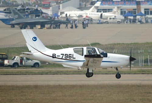 Little Eagle 500 jest ofertą zakładów AVIC Sinjiazhuang dla cywilnych  szkół lotniczych. Samolot ma wciągane podwozie i śmigło o zmiennym  skoku, czyli to czego potrzebują piloci na etapie szkolenia. Konstrukcja  LE500 bardzo przypomina TB-20 Trinidad, jednak chińscy inżynierowie  zaprzeczają jakiejkolwiek inspiracji konstrukcją Socaty / Zdjęcie:  Grzegorz Sobczak