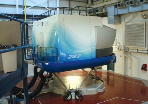 Najnowsze urządzenie szkoleniowe Boeinga - sześciostopniowy symulator  lotu dla modelu 787, skonstruowany przez Thalesa, znajdujący się w  ośrodku w porcie lotniczym Londyn-Gatwick / Zdjęcie: Bartosz Głowacki