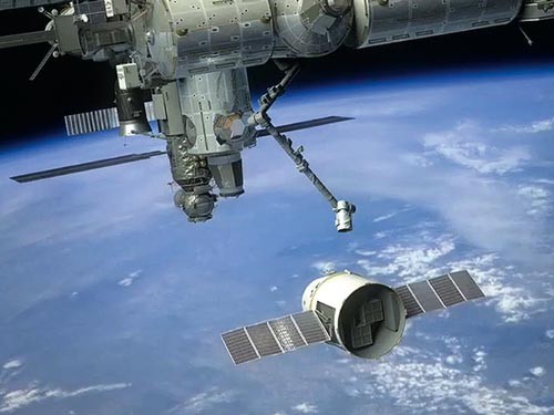  Wizja statku Dragon zbliżającego się do stacji ISS / Ilustracja: SpaceX