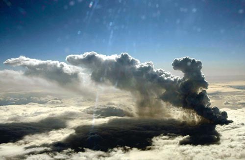 Pył wulkaniczny wyrzucany przez islandzki wulkan Eyjafjallajokull  doprowadził do całkowitego paraliżu ruchu lotniczego nad Europą