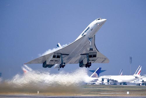 Łącznie zbudowano zaledwie 16 seryjnych samolotów Concorde. Koszt  programu wyniósł 2,9 mld GBP (34 mld FRF). W dodatku z powodu zakazu  operowania Concorde'ów w USA w pierwszych latach ich użytkowania British  Airways poniosły 25 mln GBP strat / Zdjęcie: Air France
