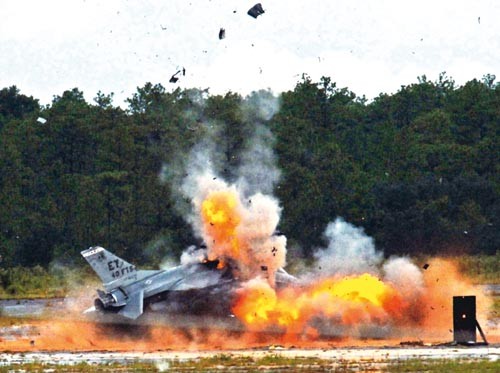 Moment detonacji  ładunku wybuchowego umieszczonego w kadłubie F-16 / Zdjęcie:  USAF