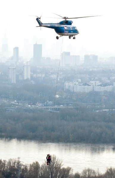 Warszawa - stolica Polski z ponad 1700 budynkami wysokimi i  wysokościowymi, W ciągu doby ochrania je zaledwie 10 ratowników  Specjalistycznej Grupy Ratownictwa Wysokościowego (JRG-7). Bez wsparcia  lotników z Zarządu Lotnictwa Głównego Sztabu Policji Komendy Głównej  Policji nawet najlepsze wyszkolenie, zdolności oraz poświęcenie tych  ludzi może być skazane jeśli nie na fiasko, to znaczne zminimalizowanie  efektu działań ratowniczych / Zdjęcie: Paweł Kłosiński