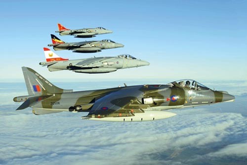 Harrier GR9 (na pierwszym planie) - na zakończenie służby operacyjnej  Harrierów samolot ten otrzymał okolicznościowe malowanie. Jest to wzór  malowania pierwszych Harrierów GR1. Widoczny na zdjęciu egzemplarz latał  w tym malowaniu tylko trzy razy, za każdym razem pilotowany przez Gp.  Cpt. Gary'ego Waterfalla, komendanta bazy Cottesmore / Zdjęcie: MON  Wielkiej Brytanii