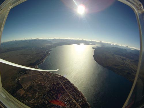Pod skrzydłem lotnisko Lago Nahuel Huapi leżące nad pięknym jeziorem o  tej samej nazwie. Przez dwa tygodnie było bazą wypadową na trasy nad  Patagonią / Zdjęcie: Sebastian Kawa