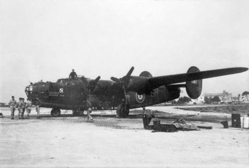 Liberator GR-U BZ860 w całej okazałości. To zdjęcie, jak i pozostałe  publikowane pamiątkowe fotografie, zostało wykonane w Brindisi pomiędzy  25 a 27 maja 1944 / Zdjęcie via Wojtek Matusiak i Piotr Hodyra