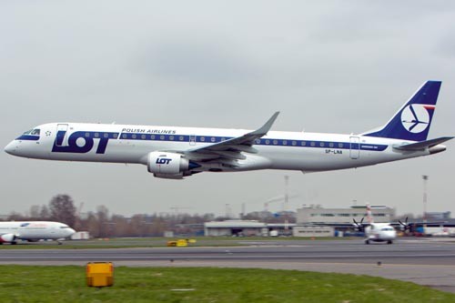 Najnowszy nabytek PLL LOT - Embraer 195 w niskim przelocie nad warszawskim Lotniskiem Chopina