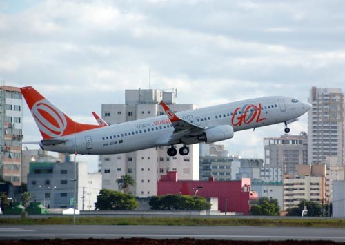 Boeing 737-800 brazylijskich linii niskokosztowych GOL / Zdjęcie: Patrick Laureau