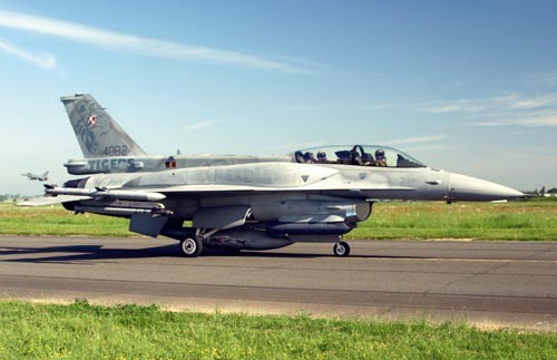 Polski F-16 z tygrysimi akcentami oraz sylwetką samolotu Morane Saulnier  MS-406 na podwieszanym zbiorniku paliwa na tegorocznym NTM. Niestety  naklejki nie są zbyt trwałe / Zdjęcie: Krzysztof Sałata