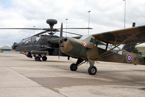 Auster IV nr MJ255 obok śmigłowca Apache. Ten ostatni, choć potężny,  jest przecież śmigłowcem zaledwie dwumiejscowym, ale w tym porównaniu  Auster wydaje się zupełnym karzełkiem Zdjęcie: Barbara i Mark Rumble